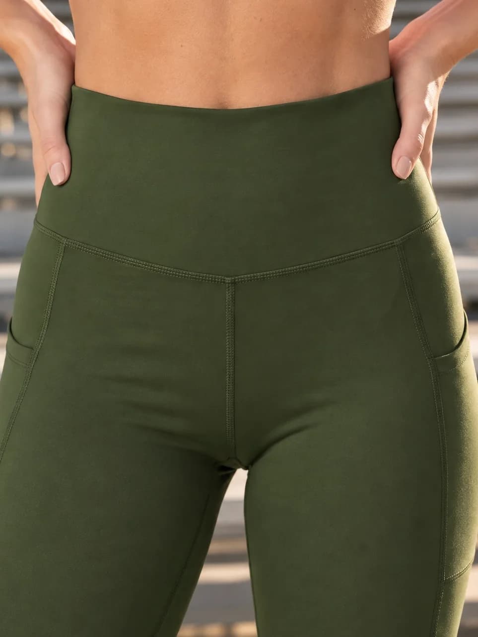 Cós de cintura alta da legging NXU verde-oliva, com costura em V